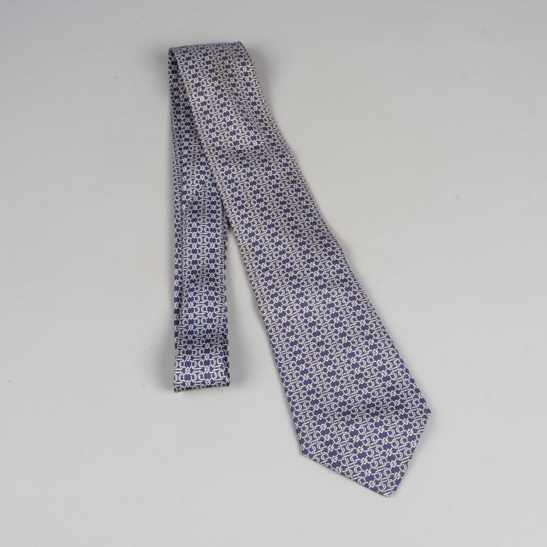 Helbild på slips med geometriskt mönster