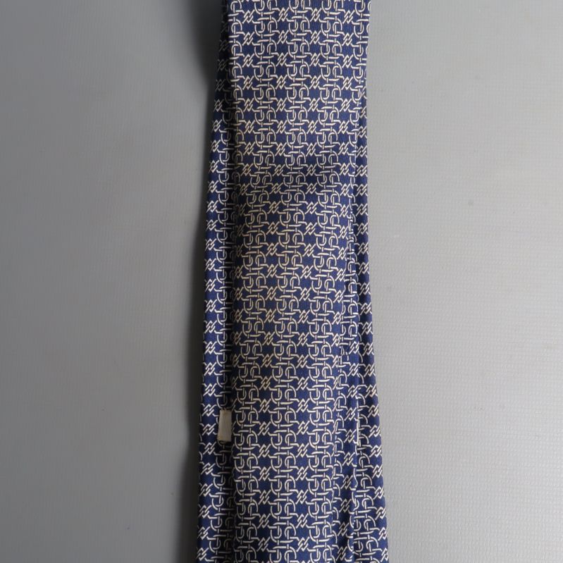 Detalj av slipsens längd och tygstruktur