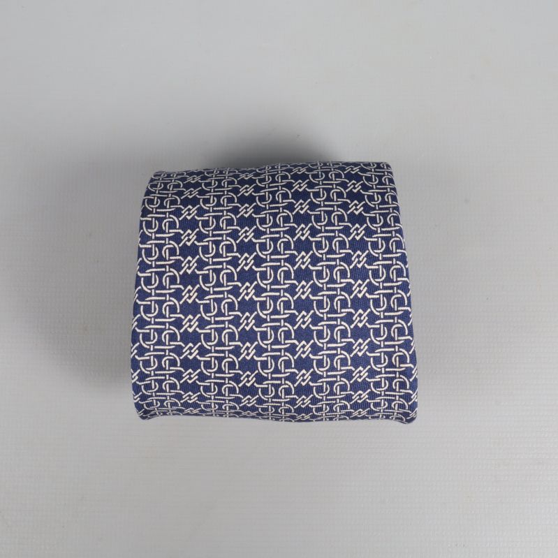Smalaste delen av slips med blått geometriskt mönster