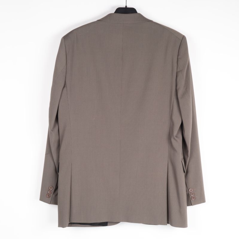 Baksida av brungrå randig kostymkavaj