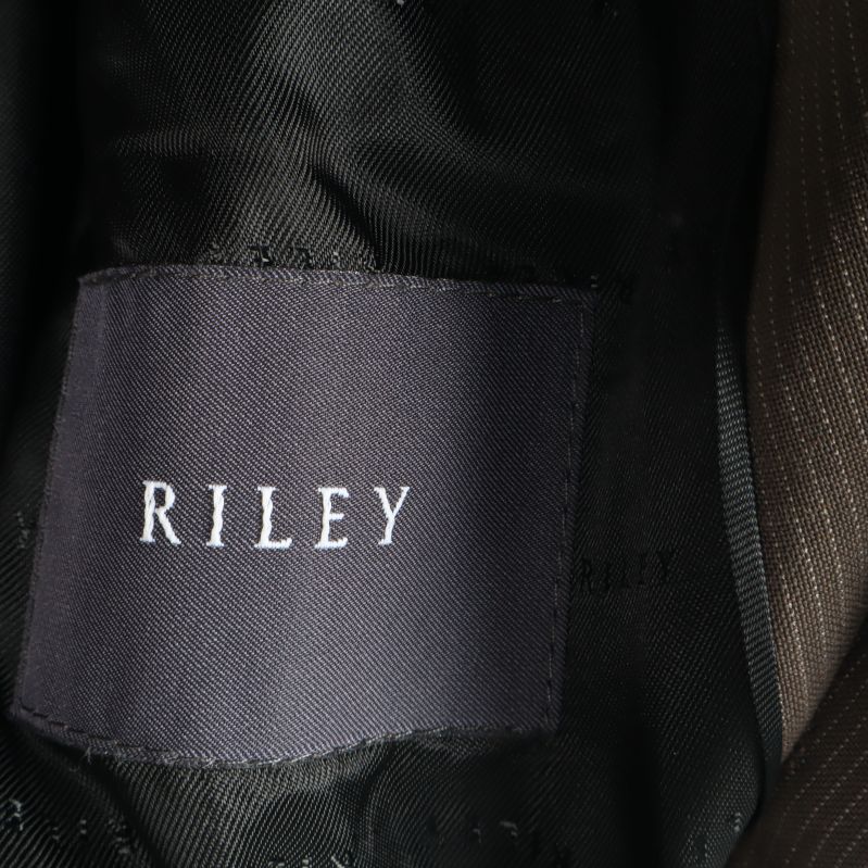 Närbild på svart innerfoder med RILEY-logga