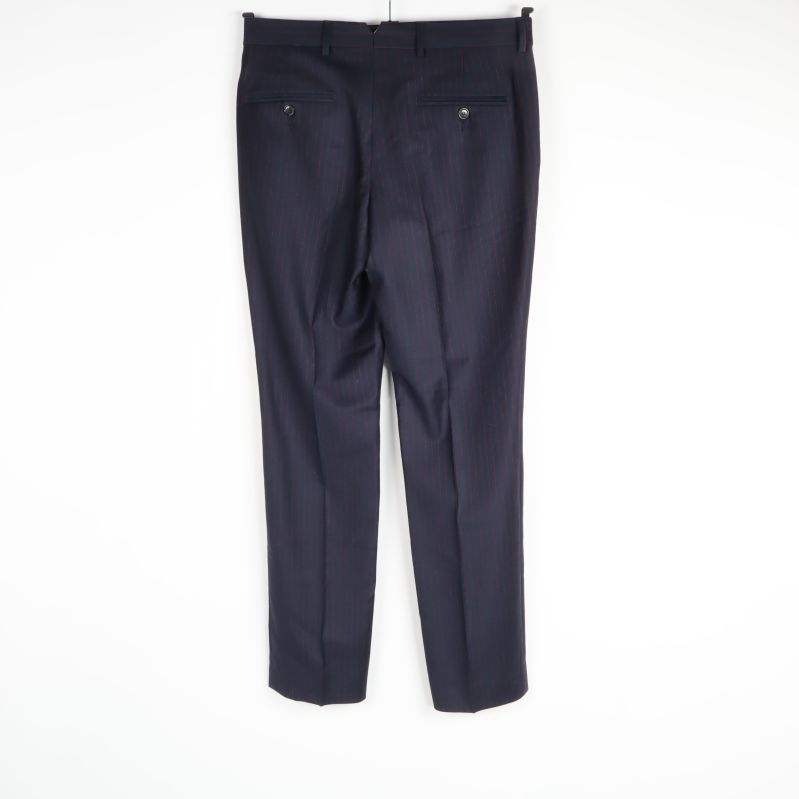 Baksida av mörkblå kostymbyxa med röda ränder