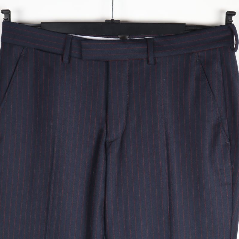 Detaljbild på midja och fickor på kostymbyxa