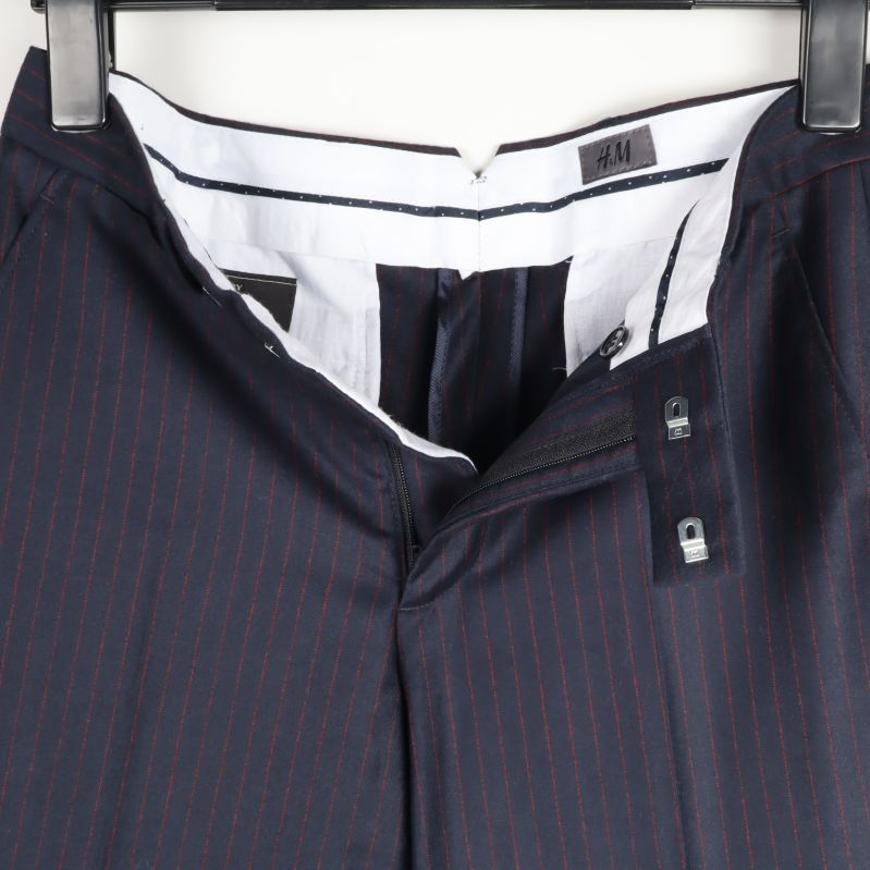 Kostymbyxa uppknäppt för att visa insida och knappstängning