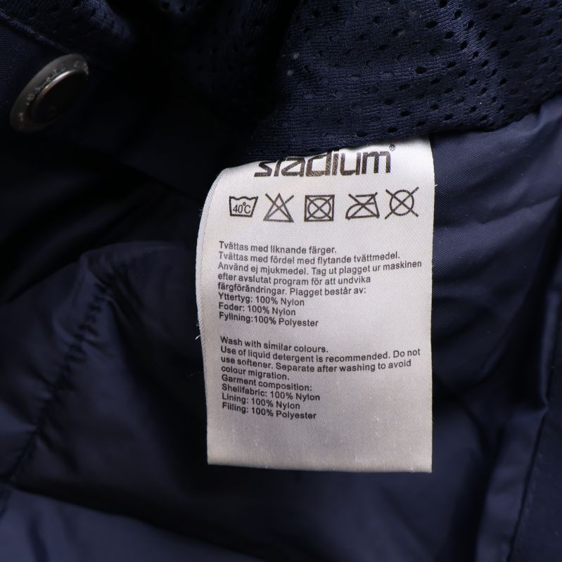 Materialetikett som visar foder och yttertyg i polyester