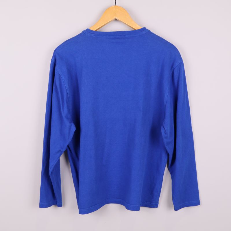 Baksidan av blå långärmad tröja 