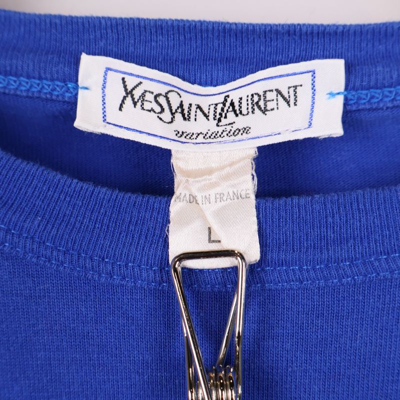 Närbild av etikett med Yves Saint Laurent-variation