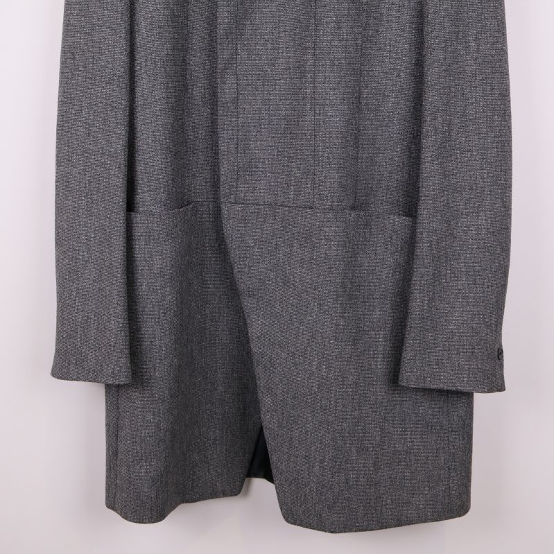 Främre del av rockens nederkant och fickor