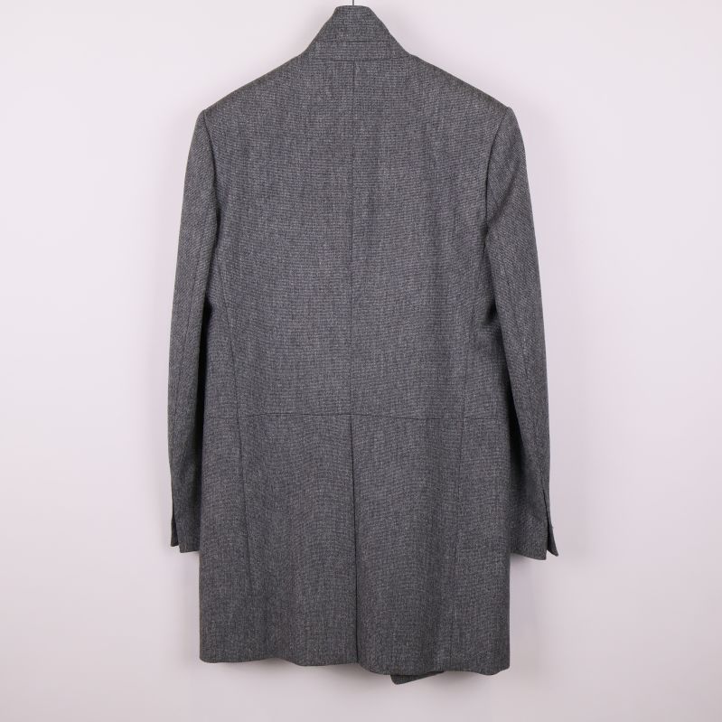 Grå rock med rak passform sedd bakifrån