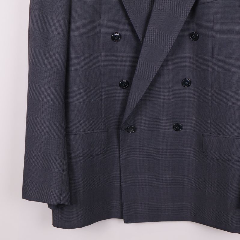 Nedre delen av rutig kavaj med fickor och knappar