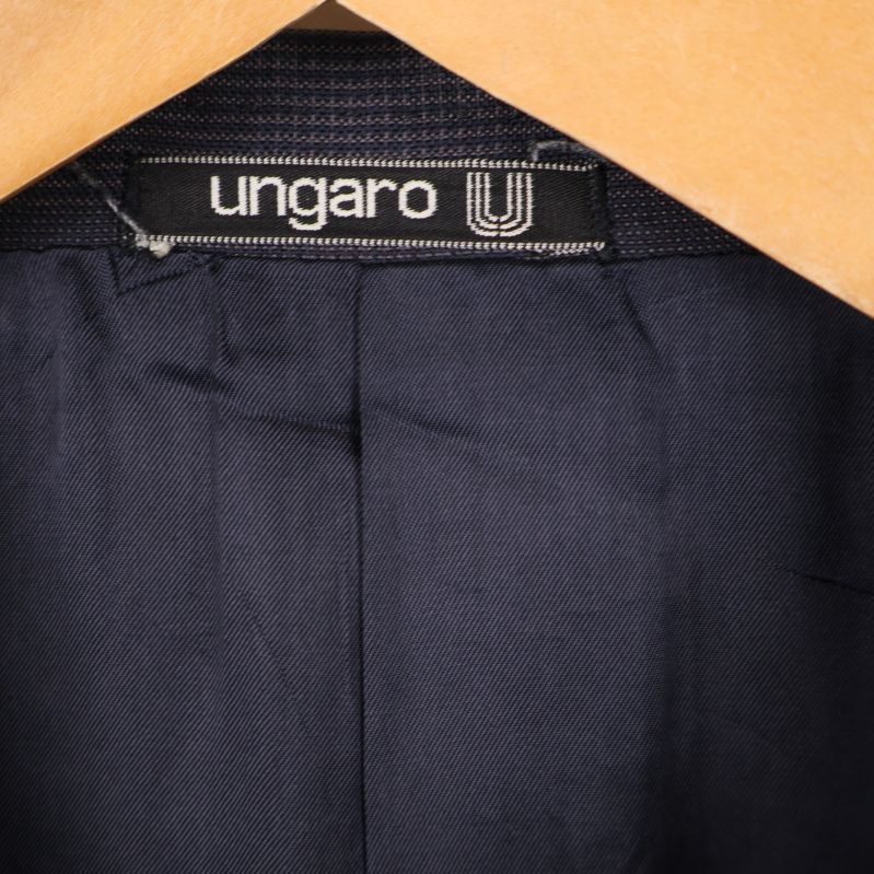 Närbild på Ungaro-logotyp på kavajens insida