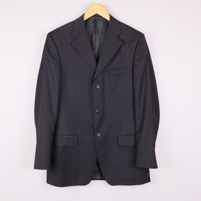 Framsidan av svart kritstrecksrandig kavaj