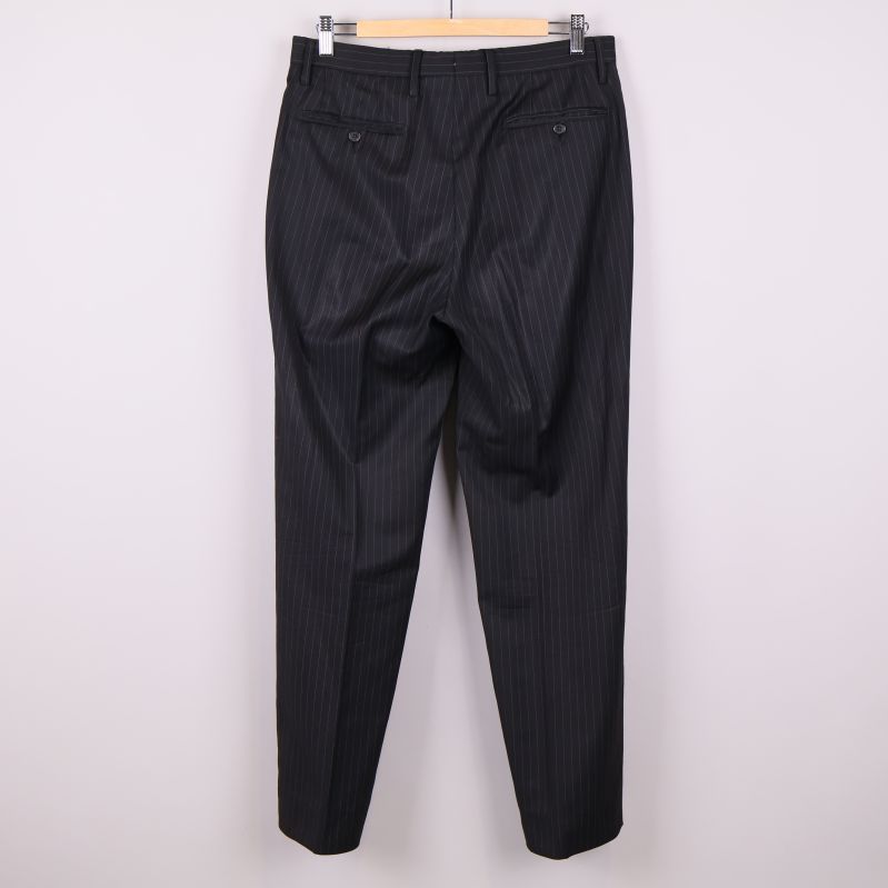 Baksidan av svarta randiga kostymbyxor