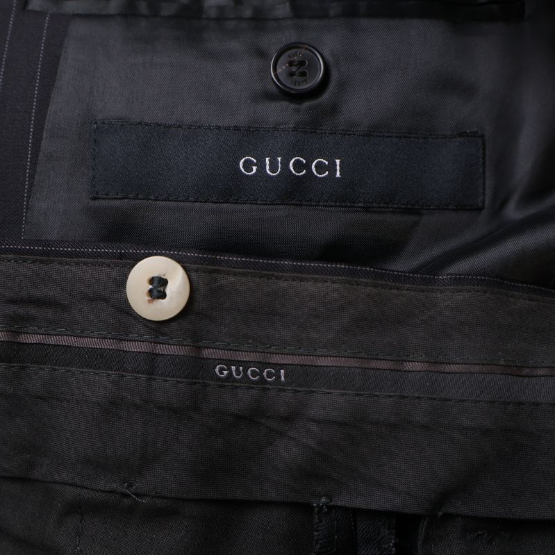 Gucci logotyp på etikett och fodertyg