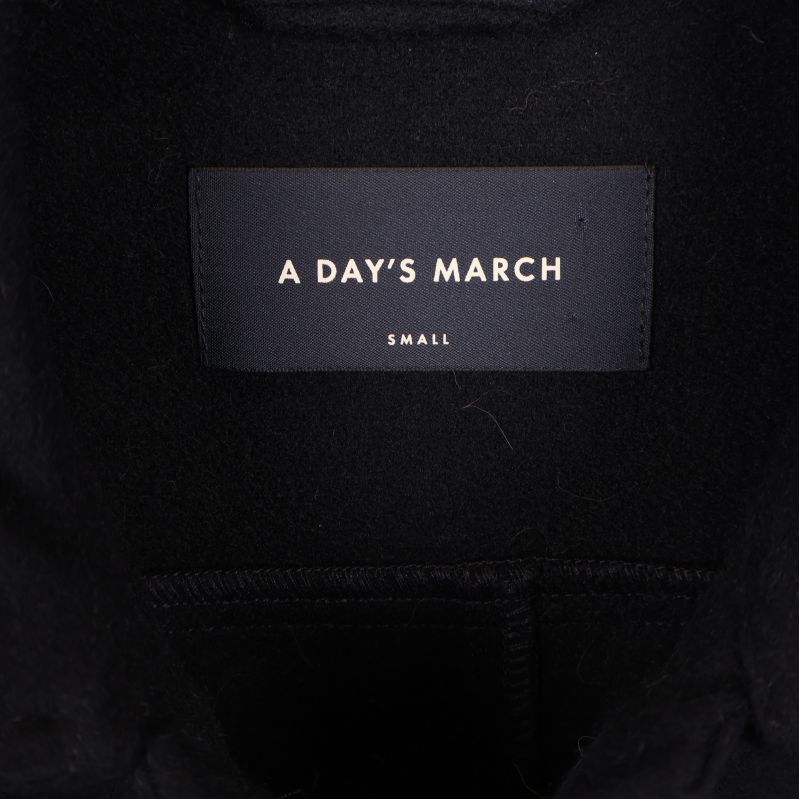Märkesetikett med texten A Day's March