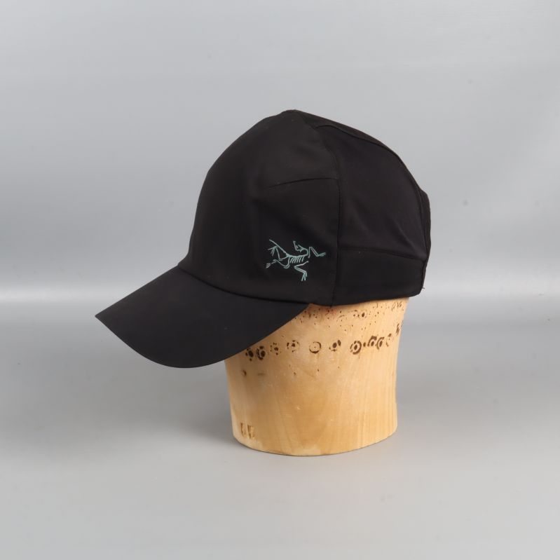 Svart keps på huvudmodell sedd från sidan