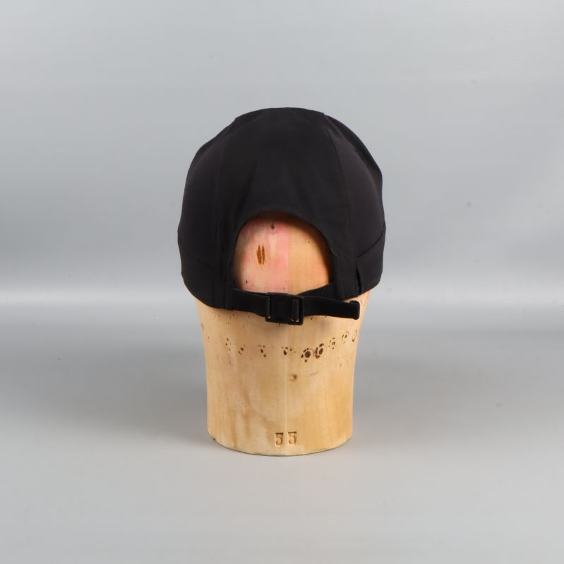 Svart keps på huvudmodell sedd bakifrån med justerbar rem