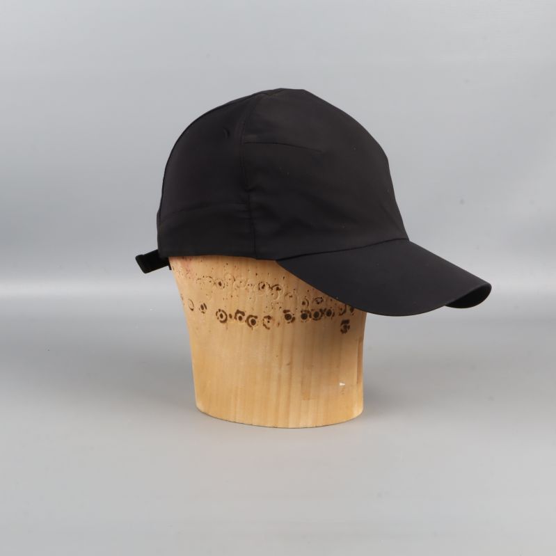 Svart keps på huvudmodell sedd från andra sidan