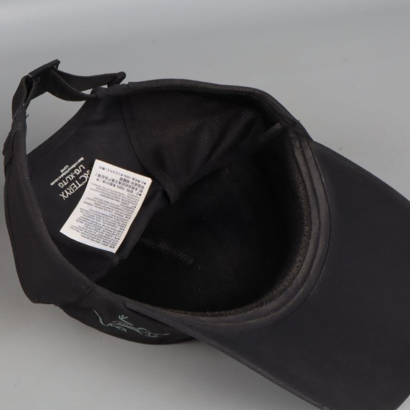 Insidan av svart keps med inneretikett synlig