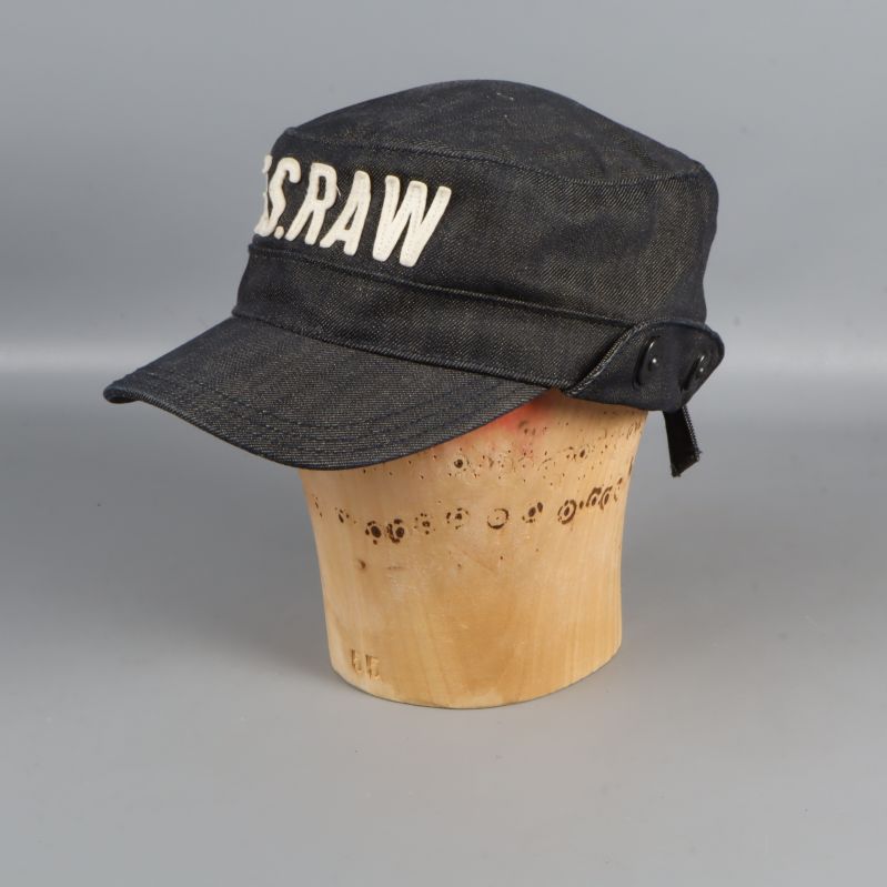 Keps visad snett framifrån med tydligt broderi och skärm