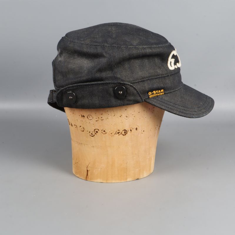 Keps från vänster bak med knappdetalj och G-STAR-märke