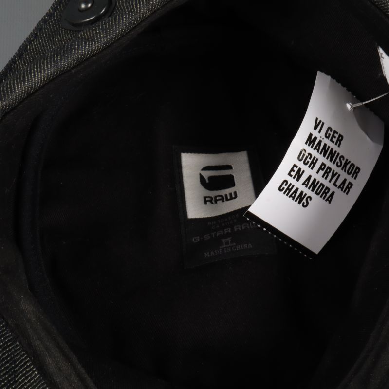 Insidan av kepsen med G-STAR RAW-etikett och textlapp