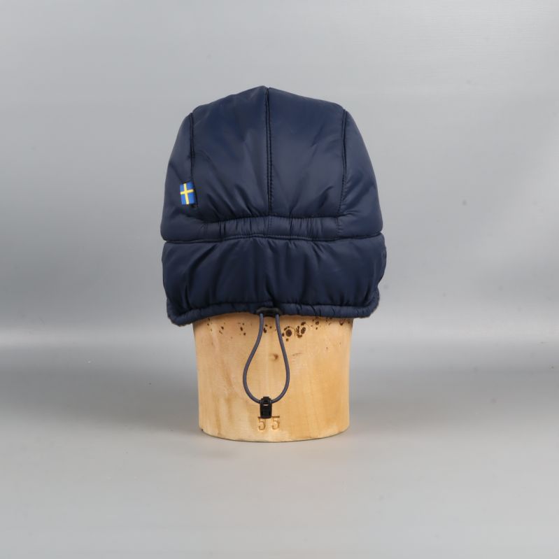 Blå keps bakifrån med dragsko och svensk flagga