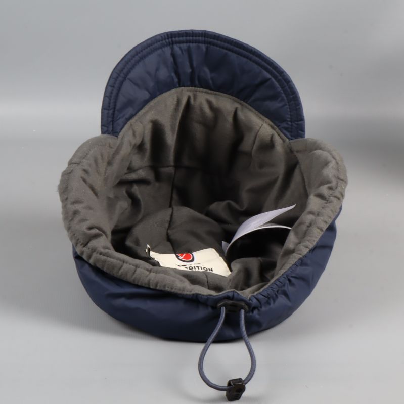 Insidan av blå keps med grå fodring och etiketter