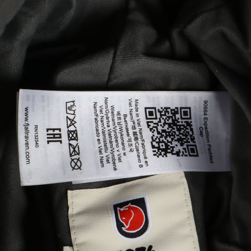 Närbild av tvättrådsetikett och logotyp på insidan