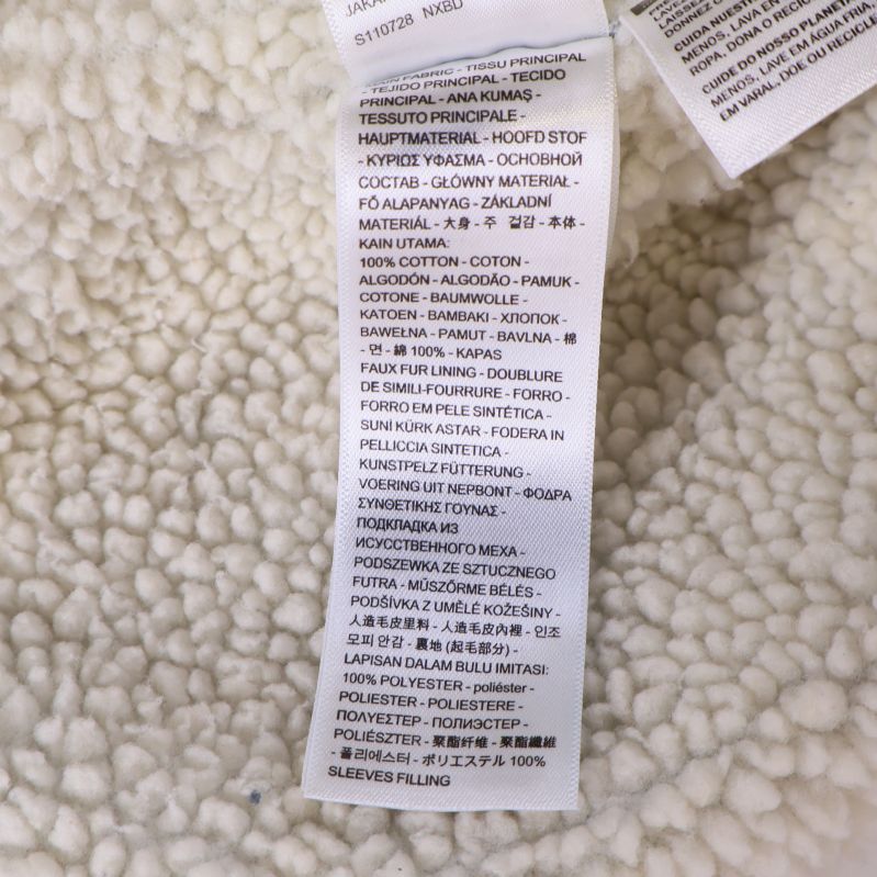 Materiallapp i jackans innertyg med materialinformation