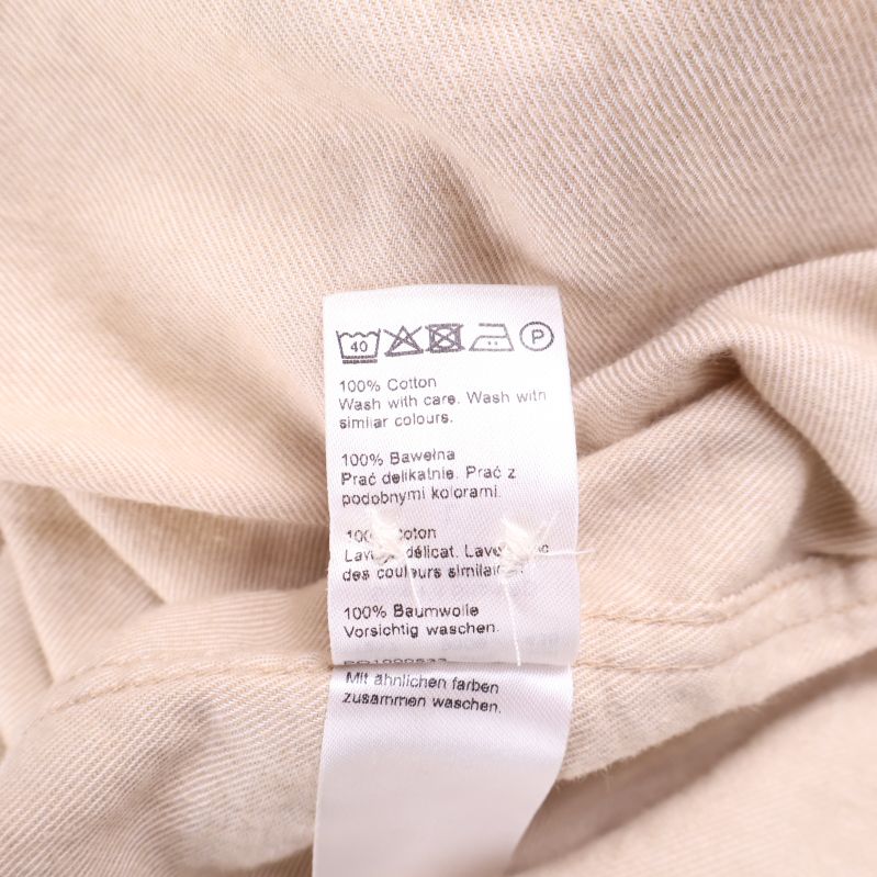 Närbild på materiallapp som visar 100% bomull