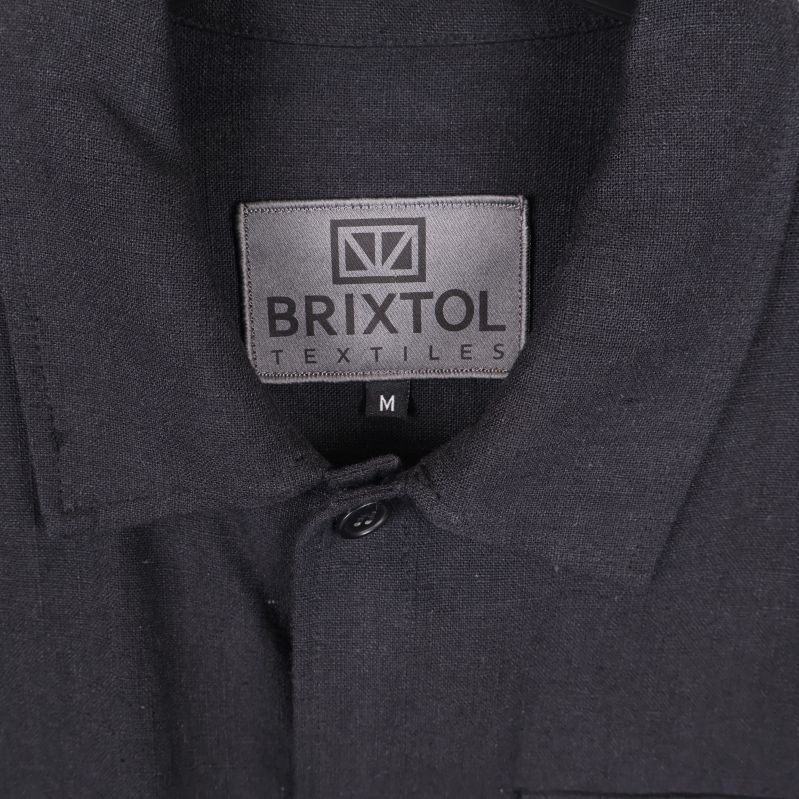 Närbild på BRIXTOL TEXTILES etikett i nacken
