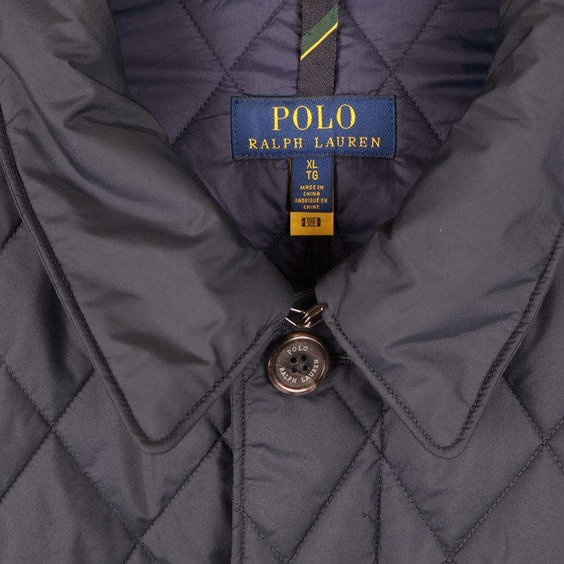 Närbild på Polo Ralph Lauren-märke i kragen