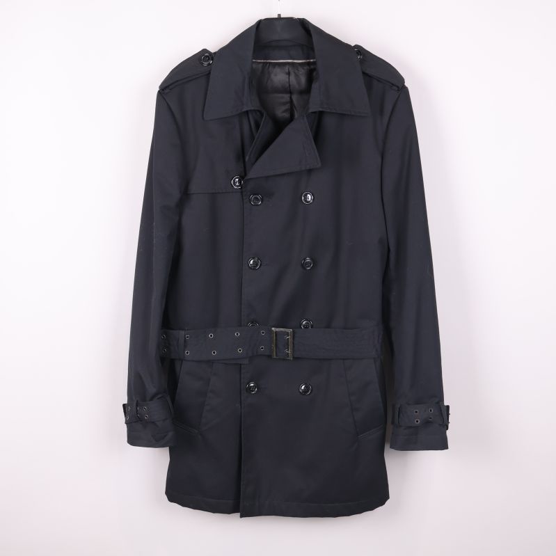 Svart trenchcoat med bälte hängande framifrån