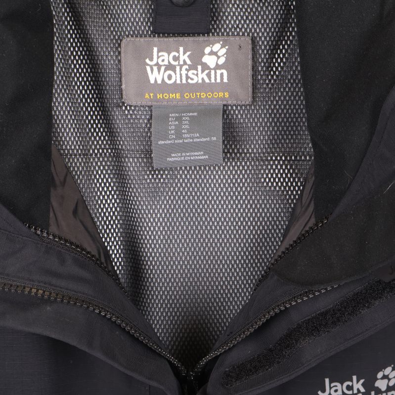 Jack Wolfskin-märke i kragen och innerfoder syns