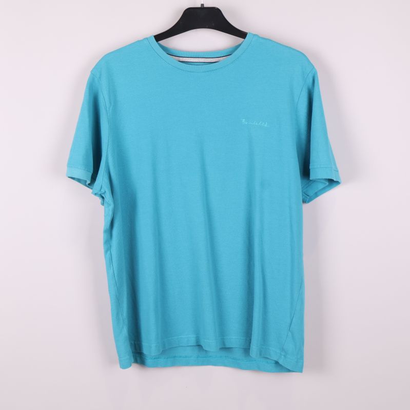 Turkos pique t-shirt hängande på galge framifrån