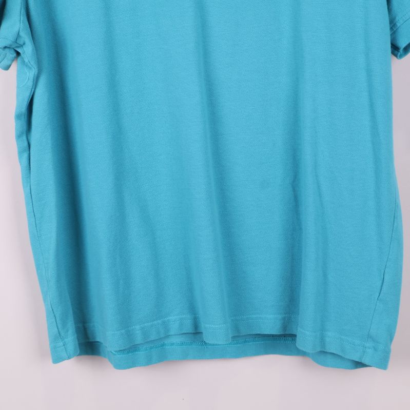 Närbild på nederkant och sida av t-shirten
