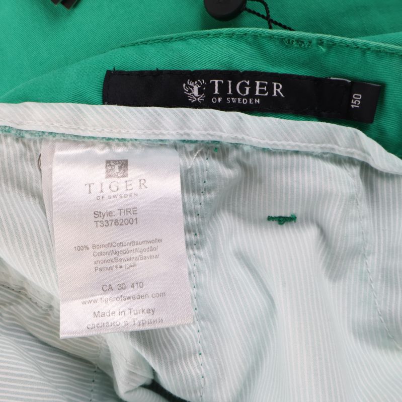 Närbild på Tiger of Sweden etikett och materialetikett