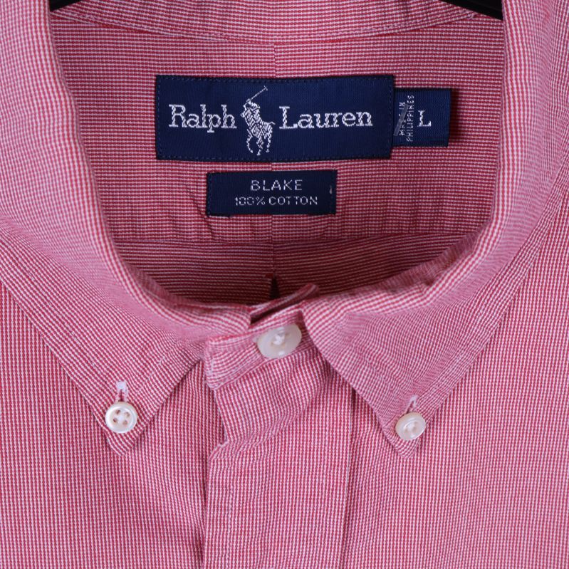 Närbild på Ralph Lauren etikett och krage med knappar