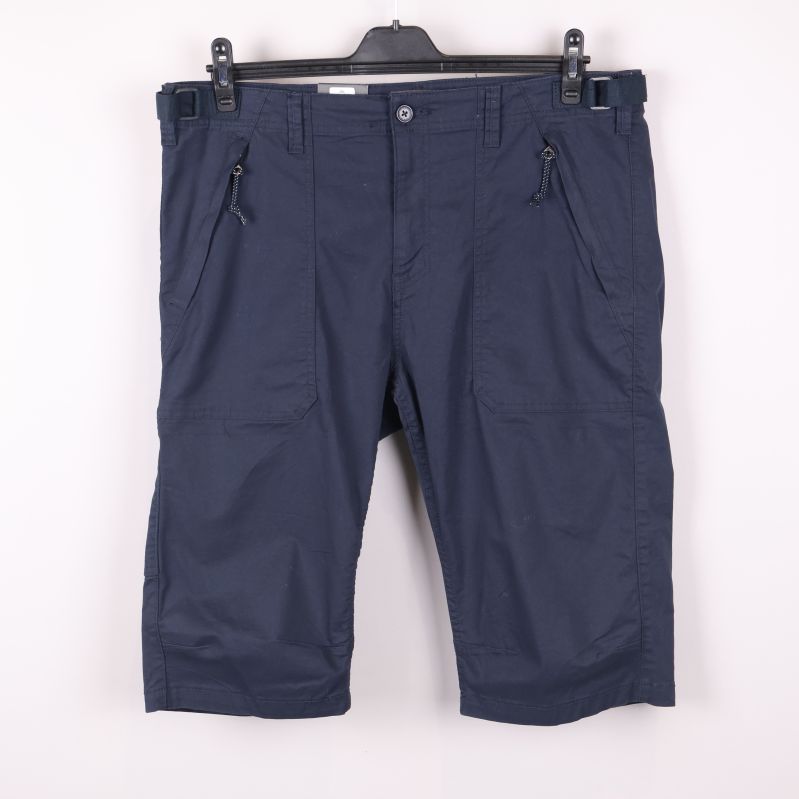 Framsidan av mörkblå shorts med detalj på fickor