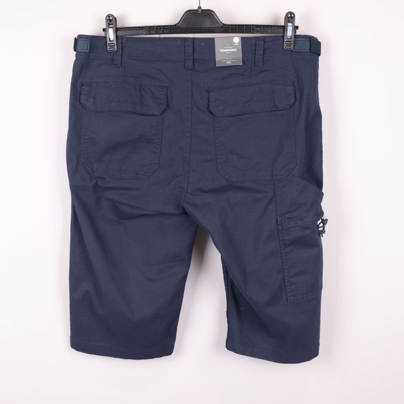 Baksidan av blå shorts med bakfickor och logolapp