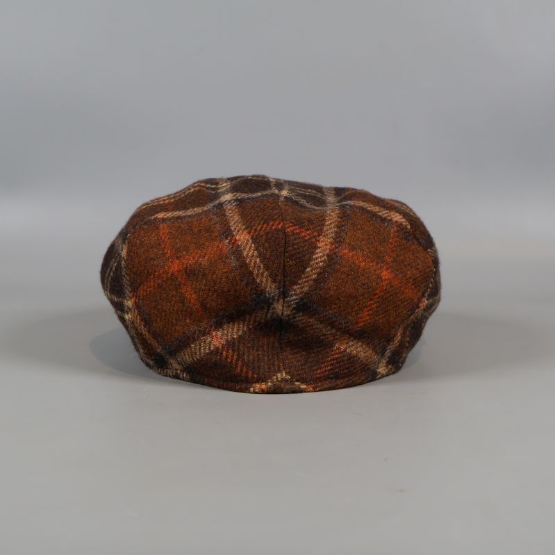 Baksidan på rutigt brun keps med mönster