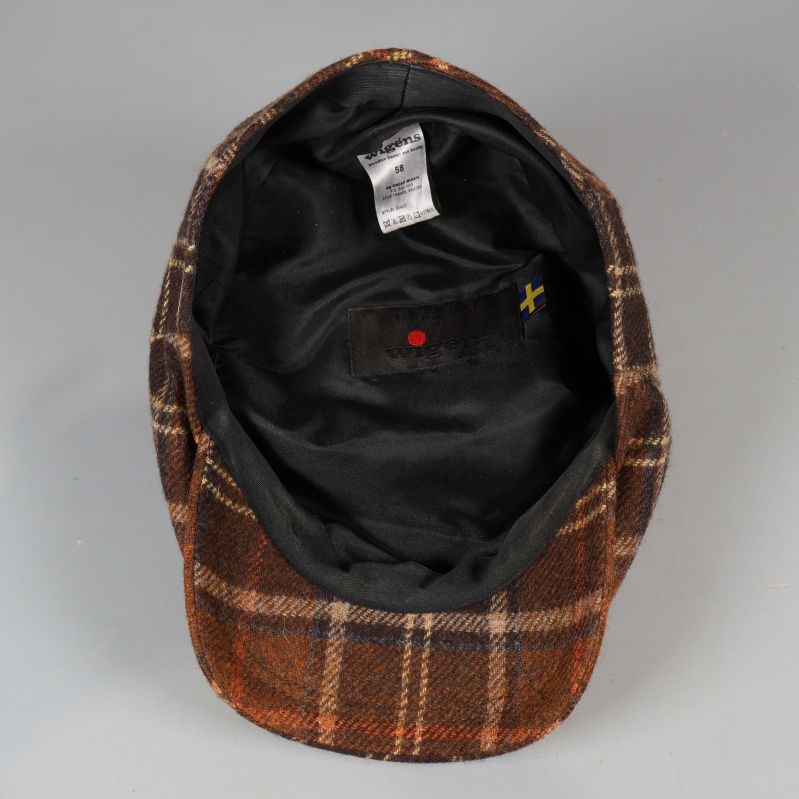 Insidan av kepsen med svart foder och etikett