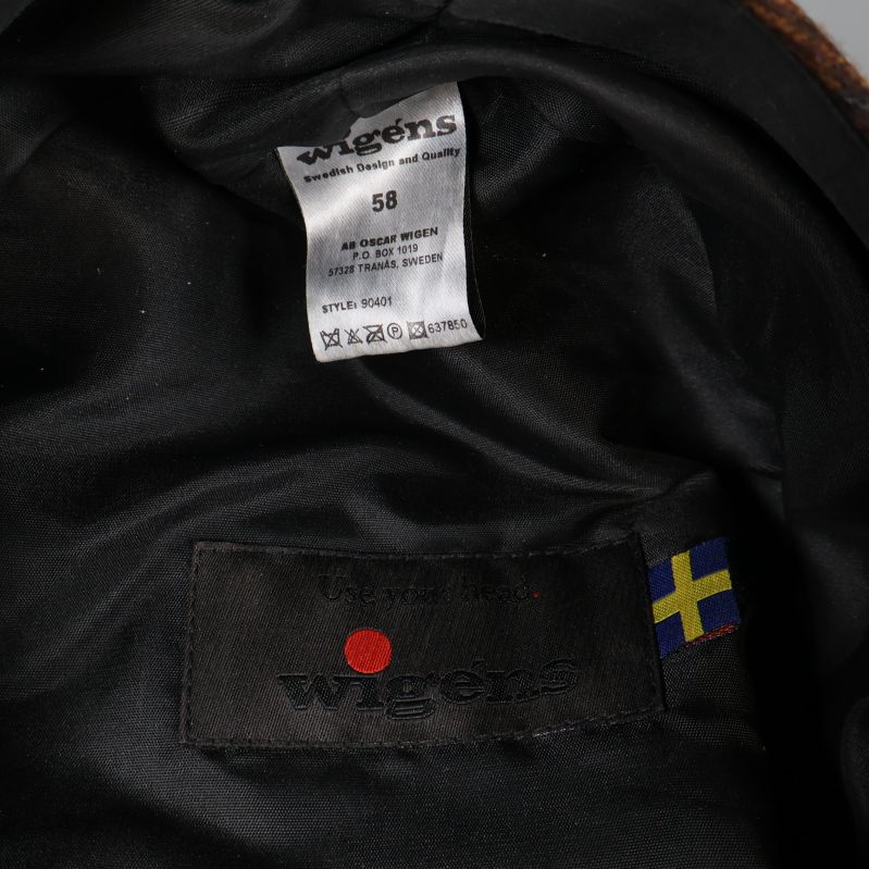 Närbild på märkning och svensk flagga på kepsens insida