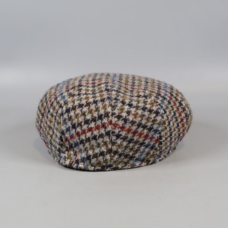 Kepsens ovansida med flerfärgat fiskbensmönster