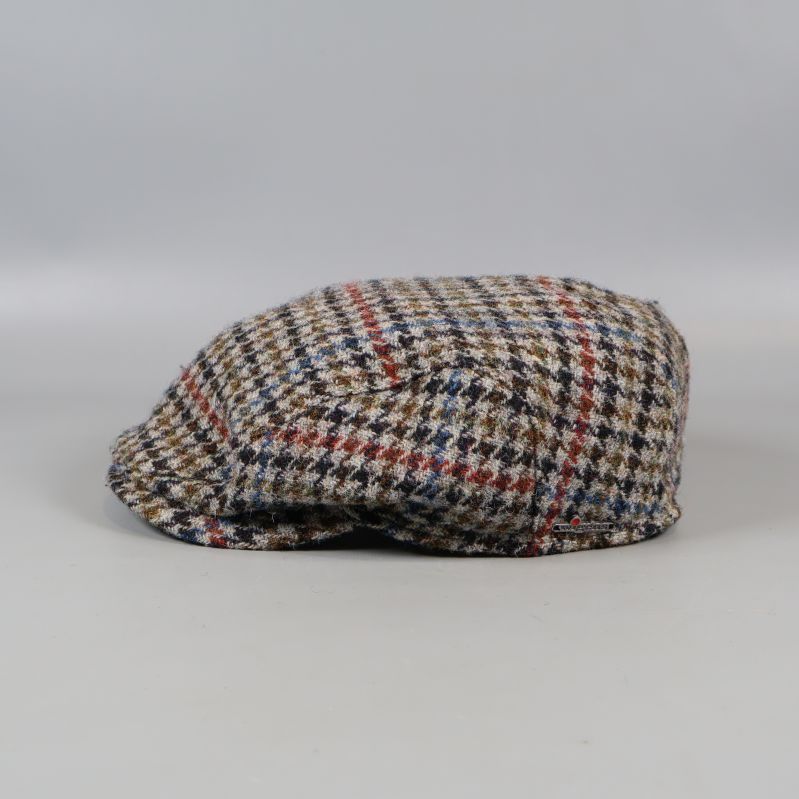Keps i tweed fotograferad från vänster sida