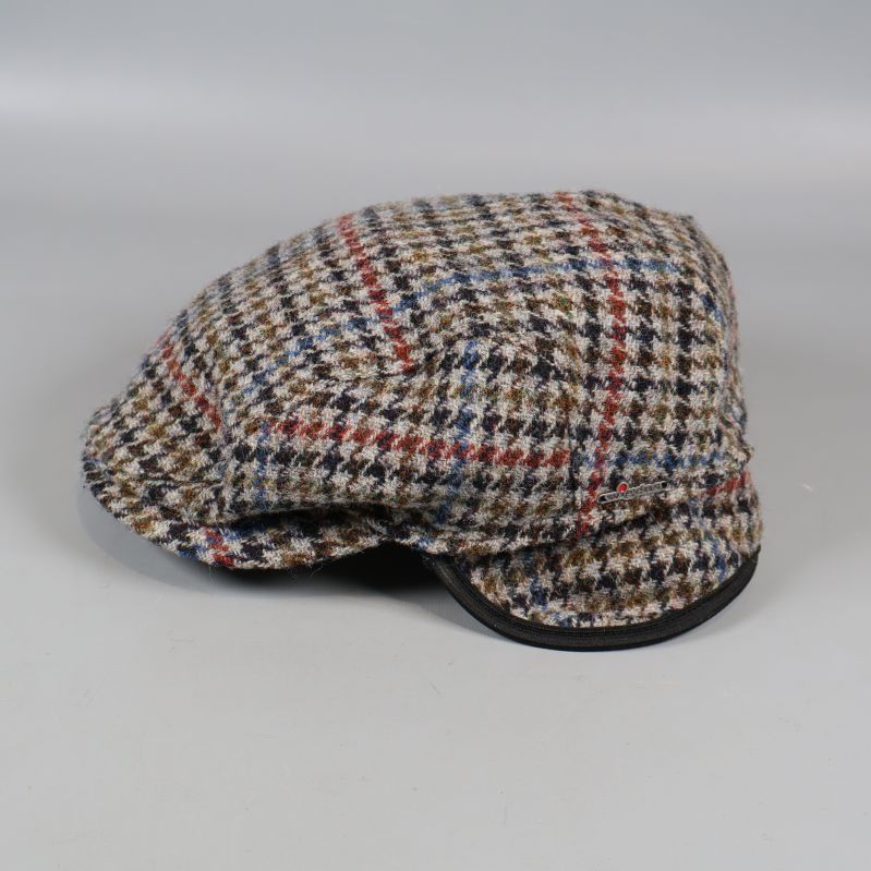 Keps i färgglad tweed, sida med skärm synlig