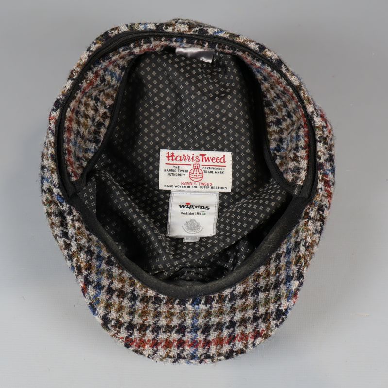 Insidan av keps i tweed med synliga etiketter