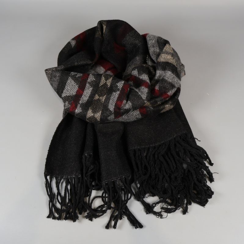 Närbild på hopvikt halsduk med mönster och fransar