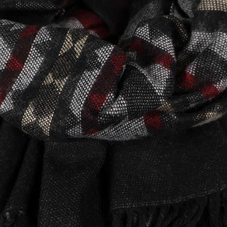 Närbild på tyget visar färger och vävstruktur